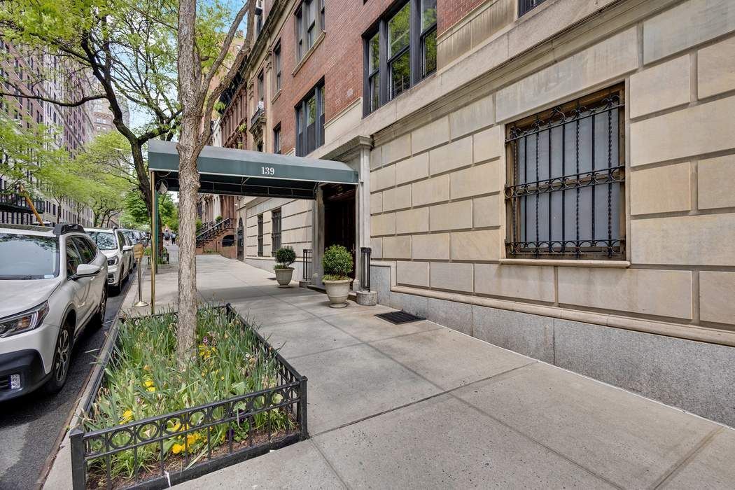 139 East 94th Street, Unit 11CD Manhattan, NY 10128 - Photo 23 of 28 a front view of a building with garden