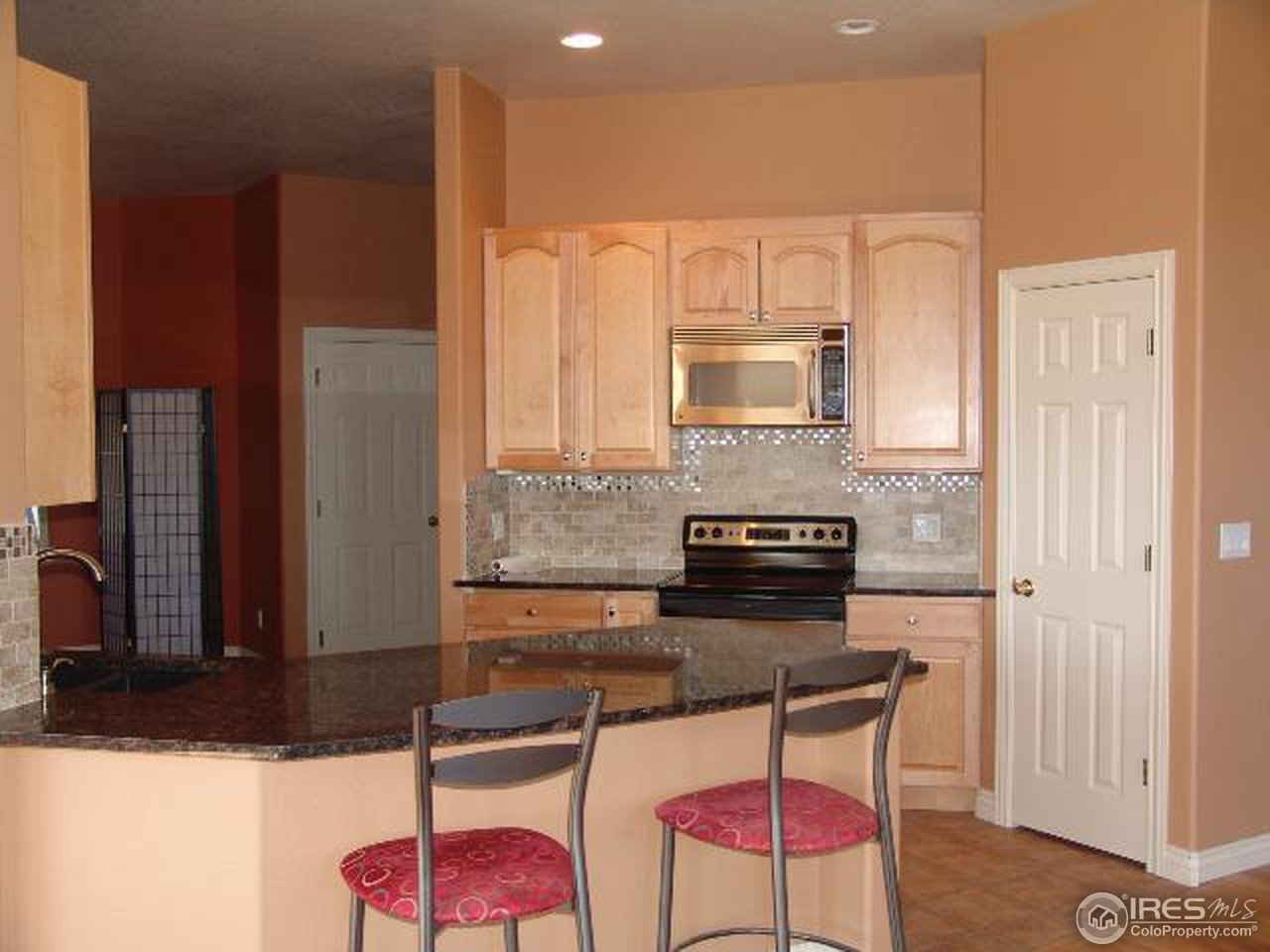 7806 West 19th St Road Greeley, CO 80634 - Photo 7 of 16 Kitchen/Bar area