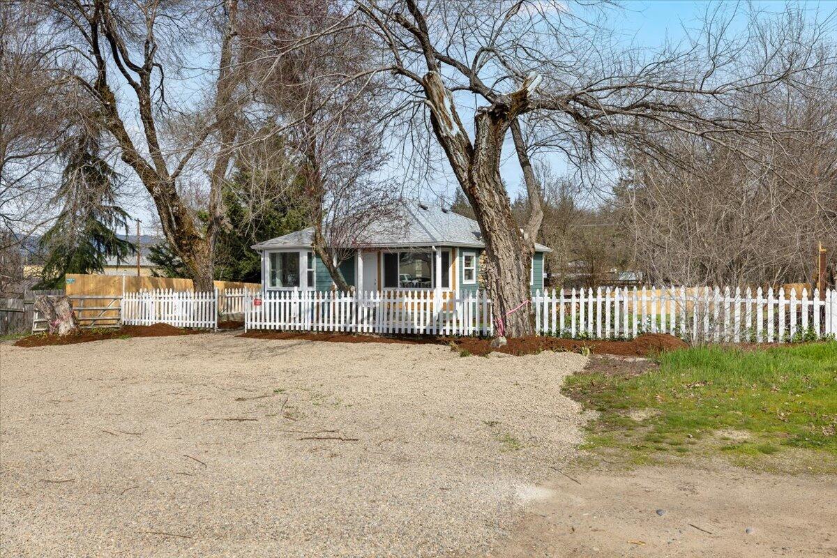 185 Peach Street Merlin, OR 97532 - Photo 3 of 21 Gallery Image 3