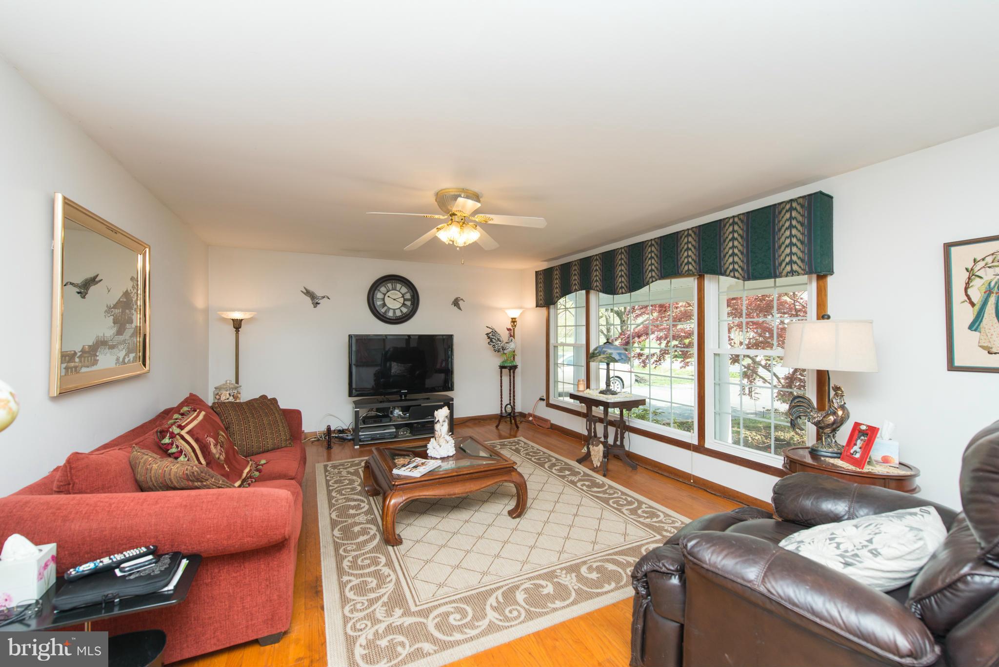 1110 Carrs Wharf Road Edgewater, MD 21037 - Photo 8 of 28 Living Room