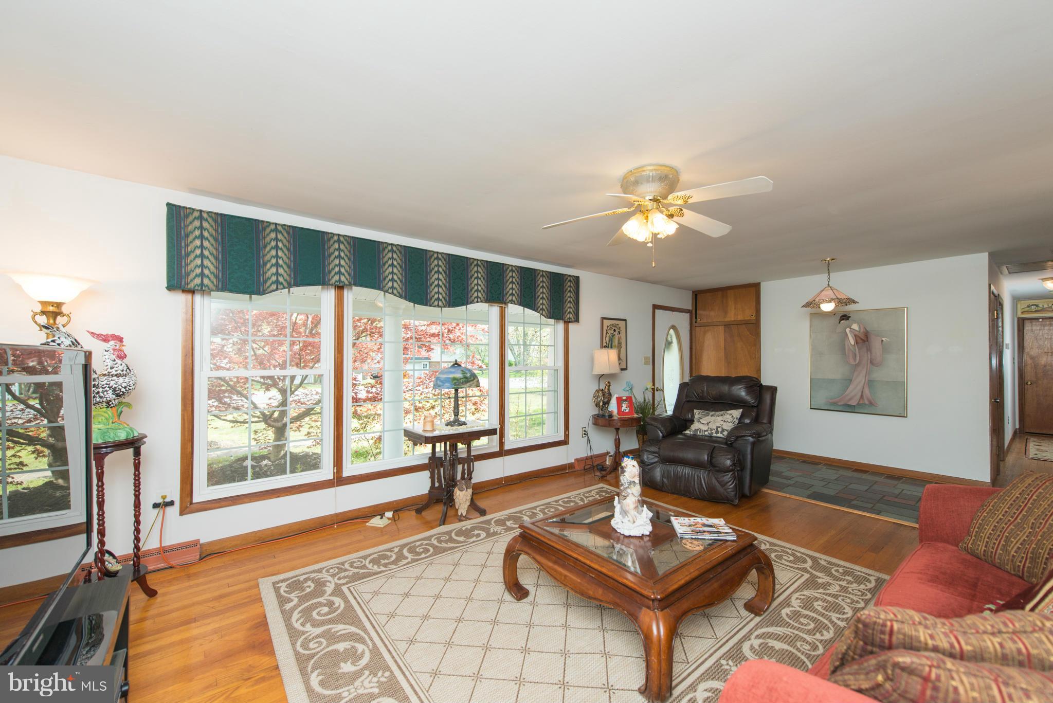 1110 Carrs Wharf Road Edgewater, MD 21037 - Photo 10 of 28 Living Room