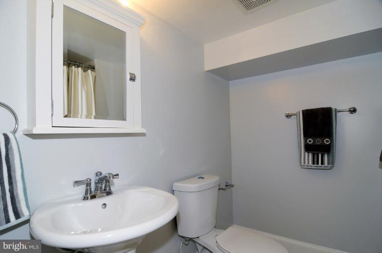 815 K Street Northeast Washington, DC 20002 - Photo 26 of 28 Bath