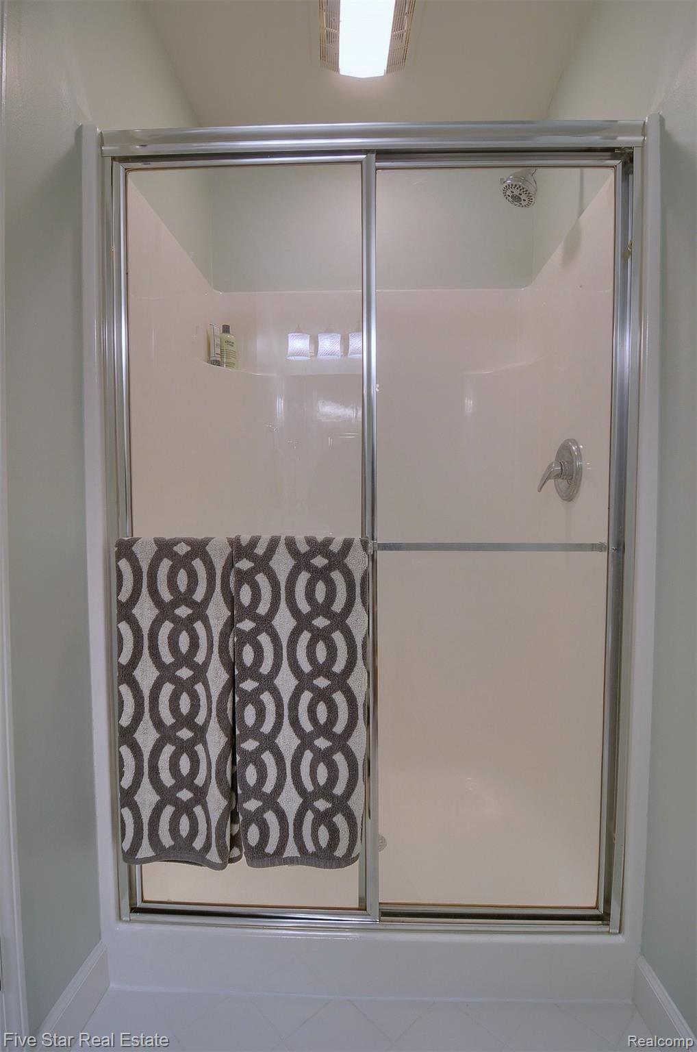 720 Loggers Circle Rochester, MI 48307 - Photo 34 of 63 34-2nd Bedroom Bathroom ll.jpg