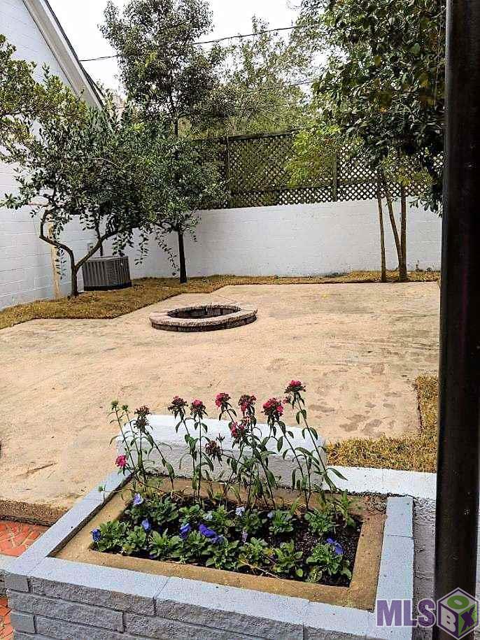 2360 Tulip Street Baton Rouge, LA 70806 - Photo 27 of 38 Flowerbox & Fire Pit