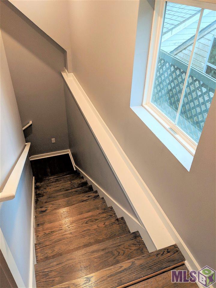 2360 Tulip Street Baton Rouge, LA 70806 - Photo 35 of 38 Apartment Staircase