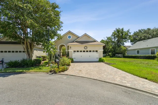 a view of livingroom with furniture