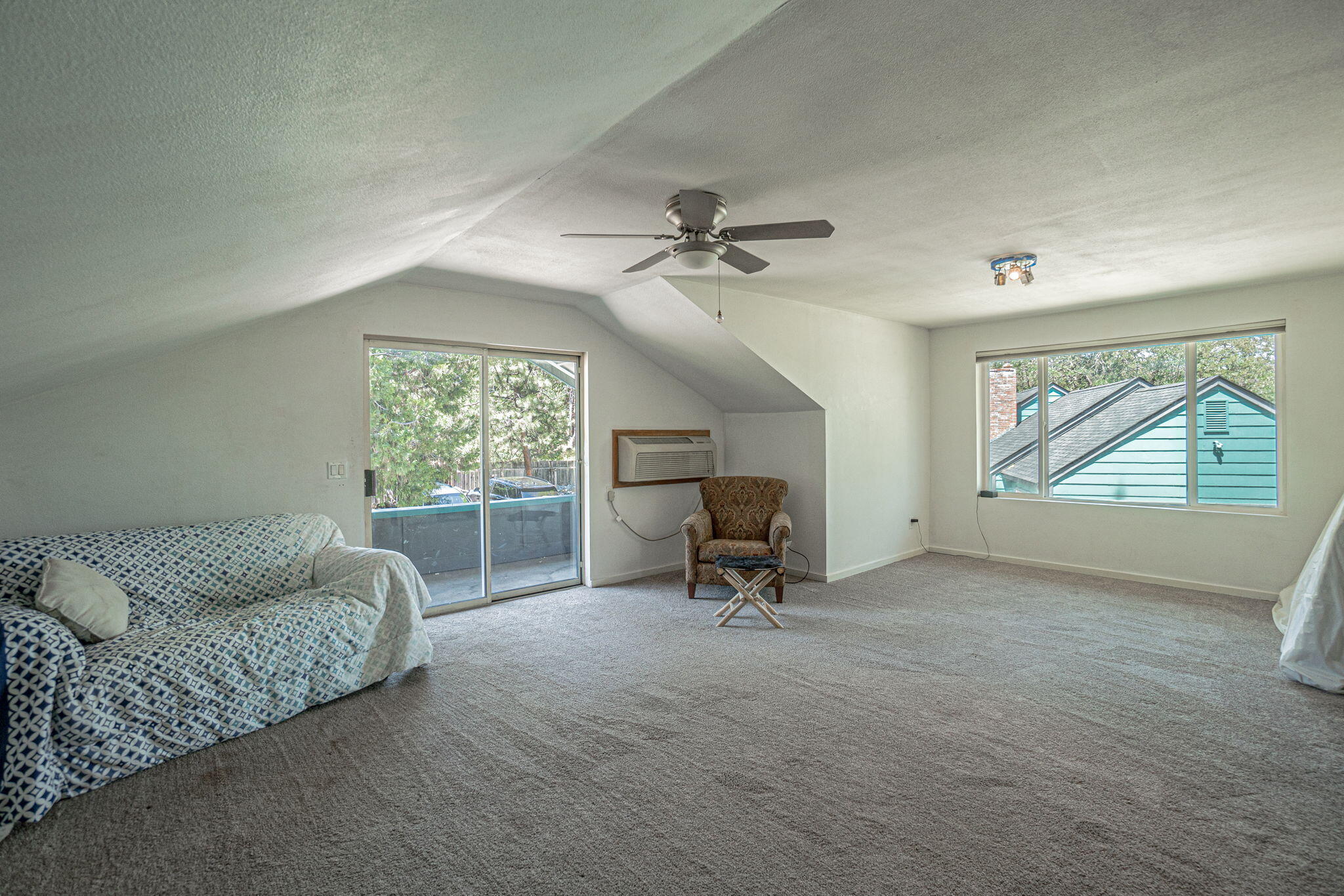 4970 Old Stage Road Central Point, OR 97502 - Photo 34 of 43 a living room with furniture and a window