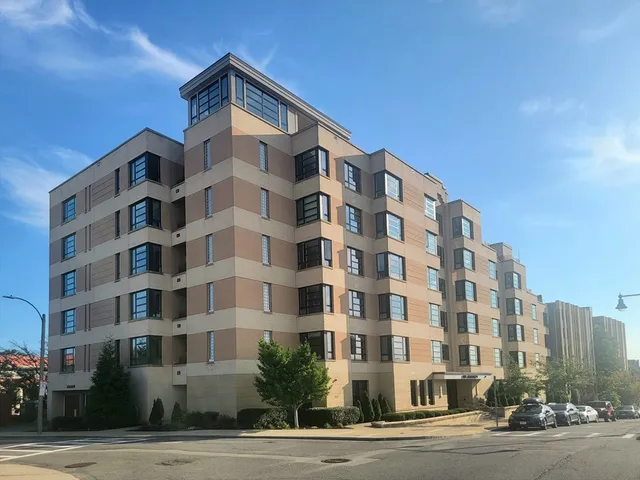 $879,000 | 1650 Commonwealth Avenue, Unit 304A, Boston, MA 02135