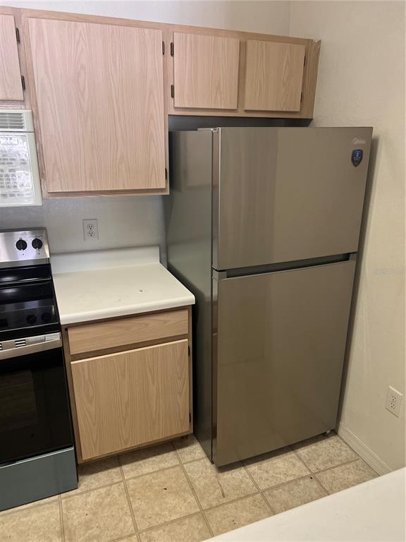 5459 Vineland Road, Unit 4310 Orlando, FL 32811 - Photo 3 of 12 a utility room with dryer and washer
