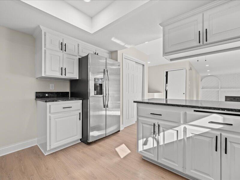 680 Forest Grove Lane Brookfield, WI 53005 - Photo 15 of 37 Loads of cabinets