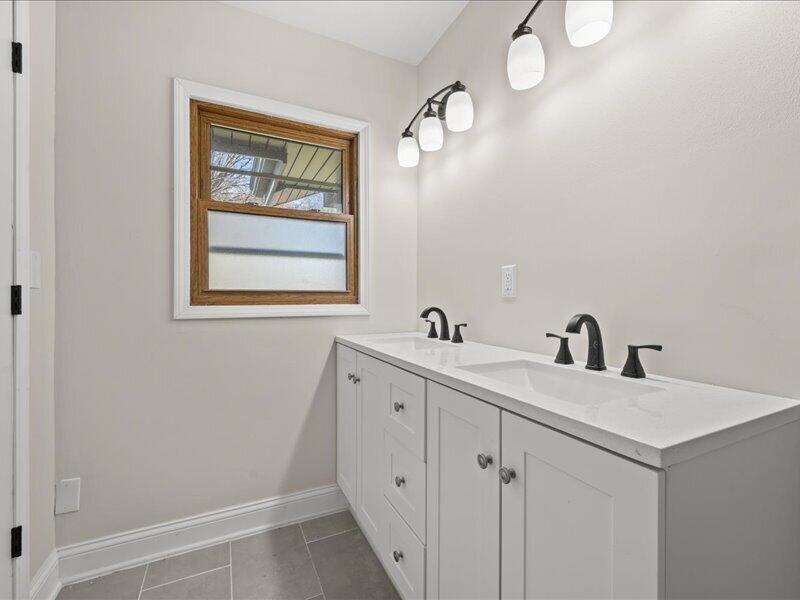 680 Forest Grove Lane Brookfield, WI 53005 - Photo 20 of 37 Primary Bathroom
