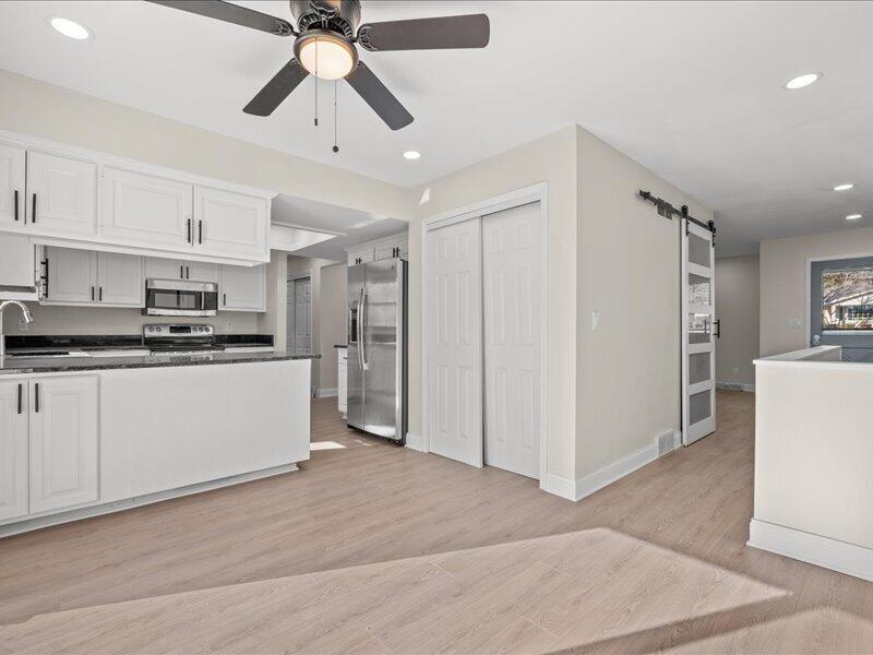 680 Forest Grove Lane Brookfield, WI 53005 - Photo 8 of 37 Kitchen Dinette