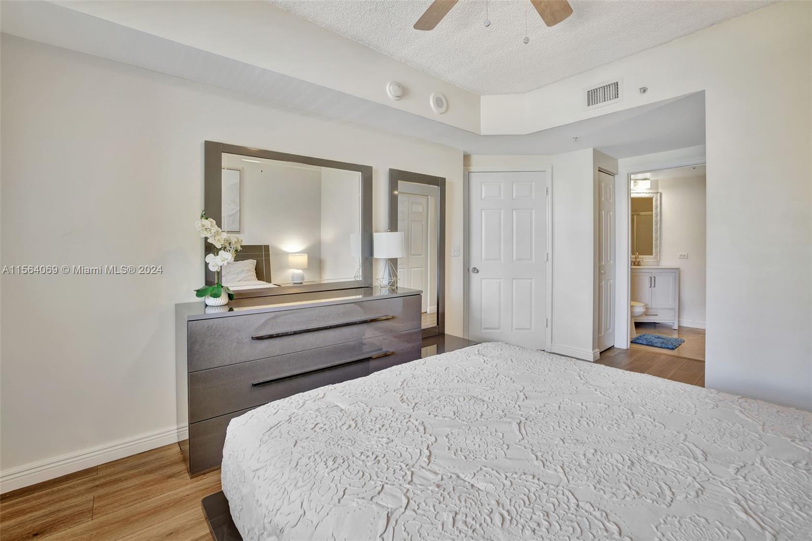 17150 North Bay Road, Unit 2216 Sunny Isles Beach, FL 33160 - Photo 21 of 46 a room with a bed and a mirror