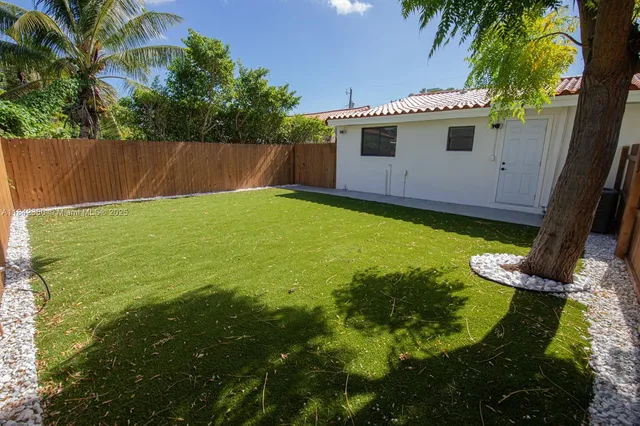 a view of back yard of the house