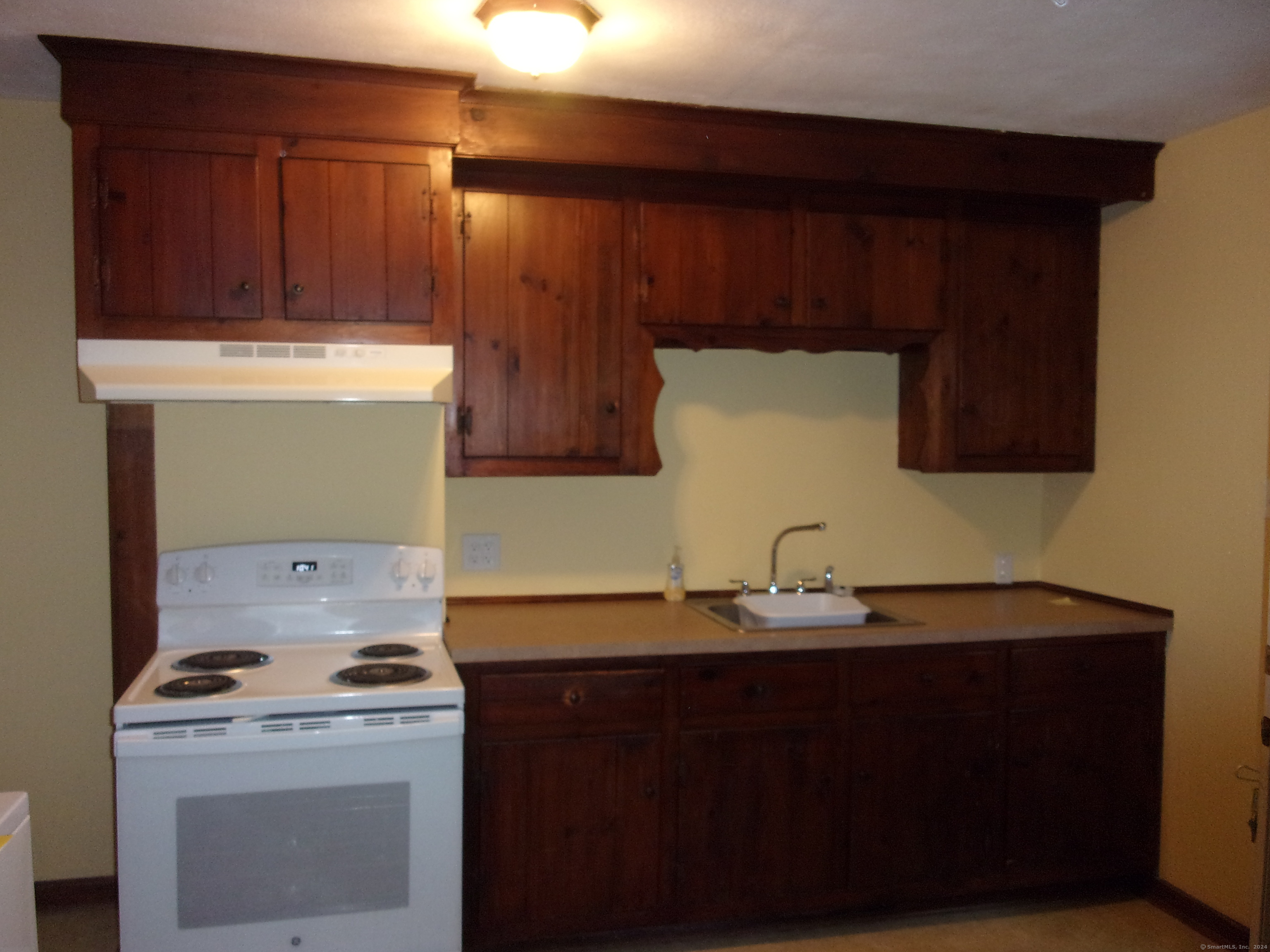 58 Furnace Avenue, Unit B Stafford, CT 06076 - Photo 6 of 14 Eat in Kitchen