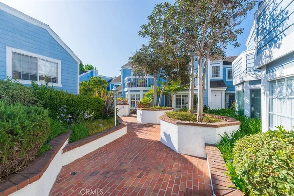 $679,800 | 315 North Winnipeg Place, Unit I, Long Beach, CA 90814