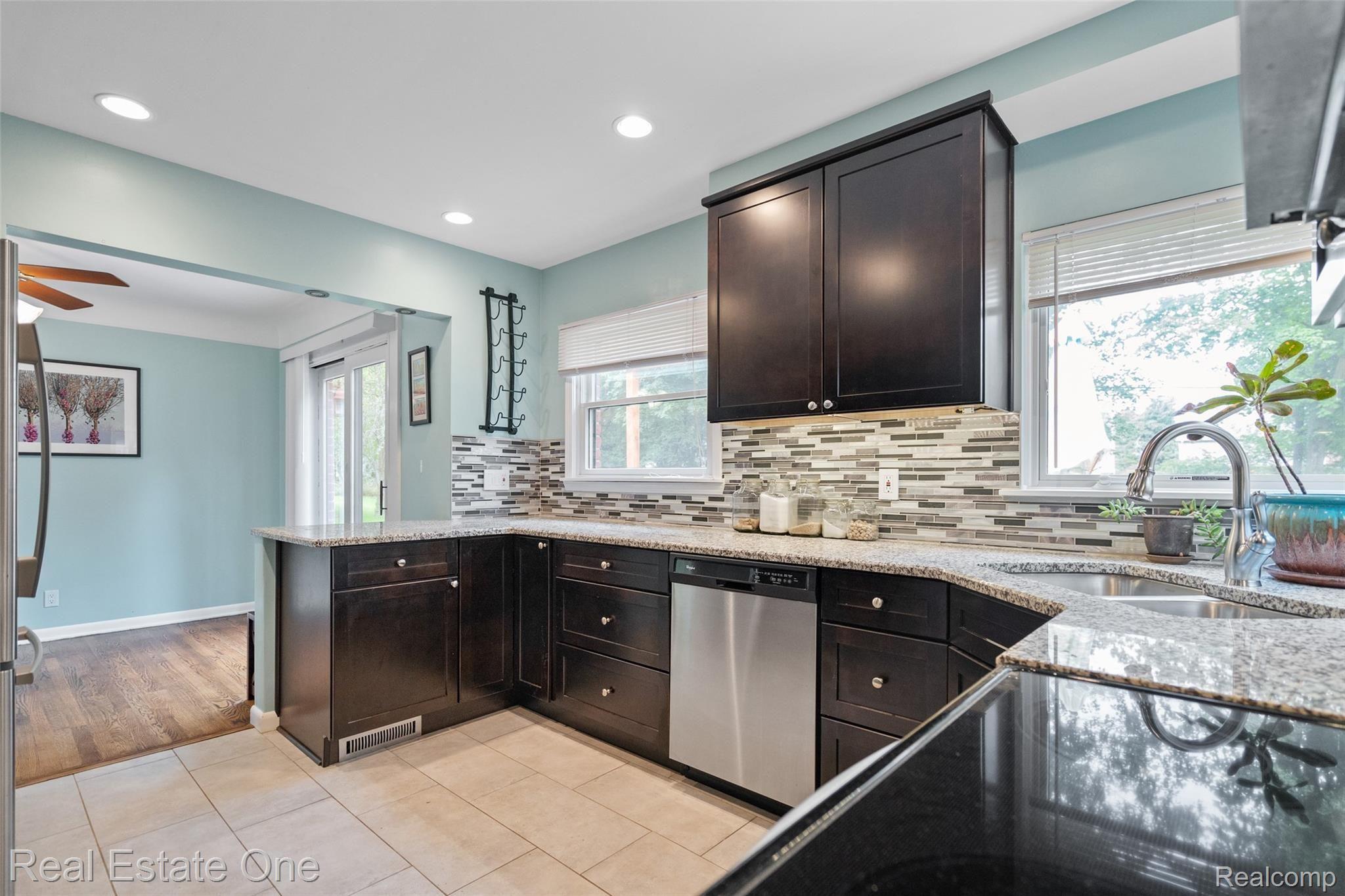 2470 West Tienken Road Rochester, MI 48306 - Photo 5 of 31 2470-W-Tienken-Road-14.jpg