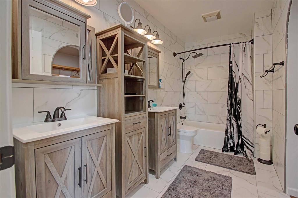 3559 Springfield Road Springtown, TX 76082 - Photo 5 of 37 a bathroom with a sink and a mirror