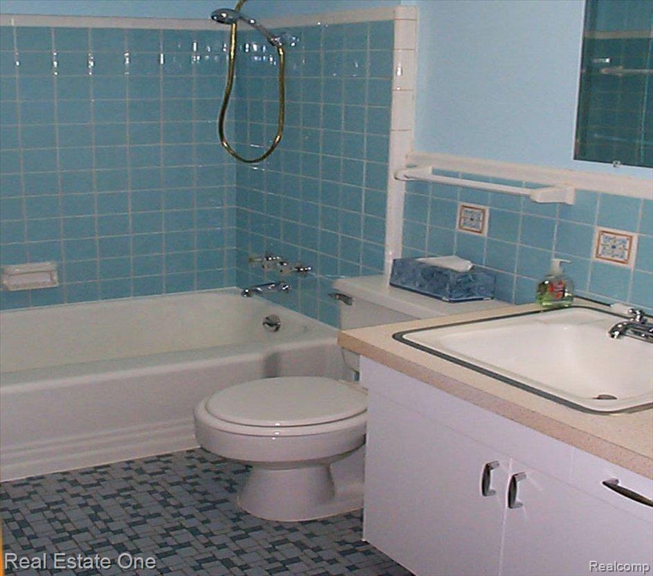 18030 Winsome Road Fraser, MI 48026 - Photo 6 of 7 WiBath