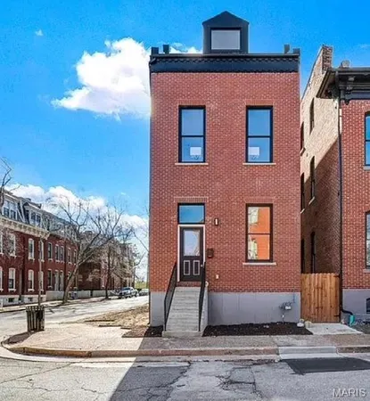 $495,900 | 1000 Barton Street, St. Louis, MO 63104