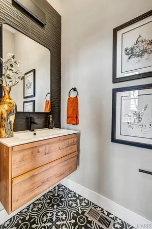 $495,900 | 1000 Barton Street, St. Louis, MO 63104
