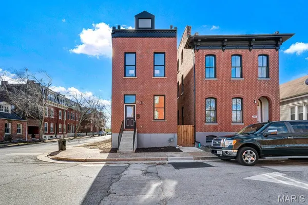 $495,900 | 1000 Barton Street, St. Louis, MO 63104