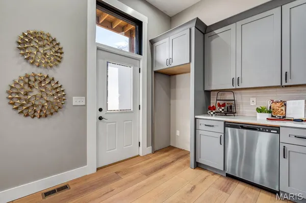 $495,900 | 1000 Barton Street, St. Louis, MO 63104