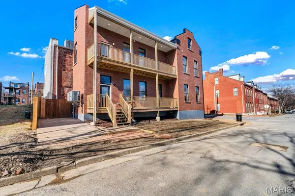 $495,900 | 1000 Barton Street, St. Louis, MO 63104