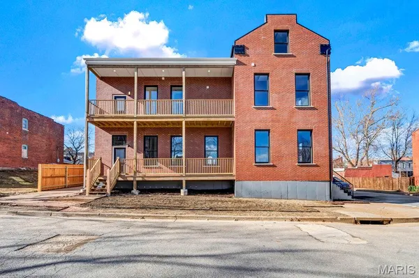$495,900 | 1000 Barton Street, St. Louis, MO 63104