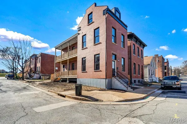 $495,900 | 1000 Barton Street, St. Louis, MO 63104