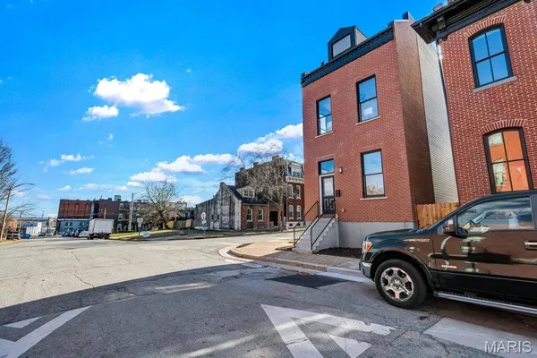 $495,900 | 1000 Barton Street, St. Louis, MO 63104