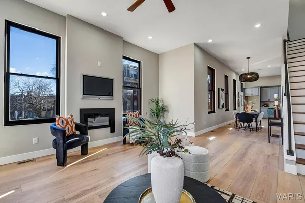 $495,900 | 1000 Barton Street, St. Louis, MO 63104