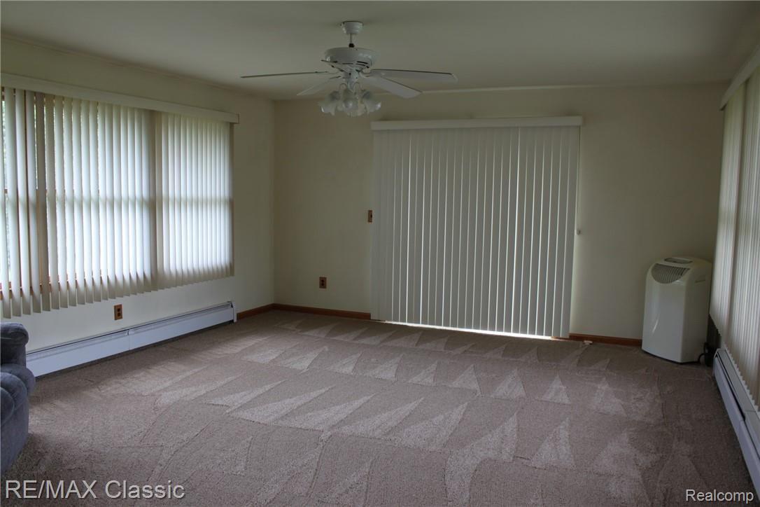 7923 Jennings Road Whitmore Lake, MI 48189 - Photo 5 of 9 Large Family Room