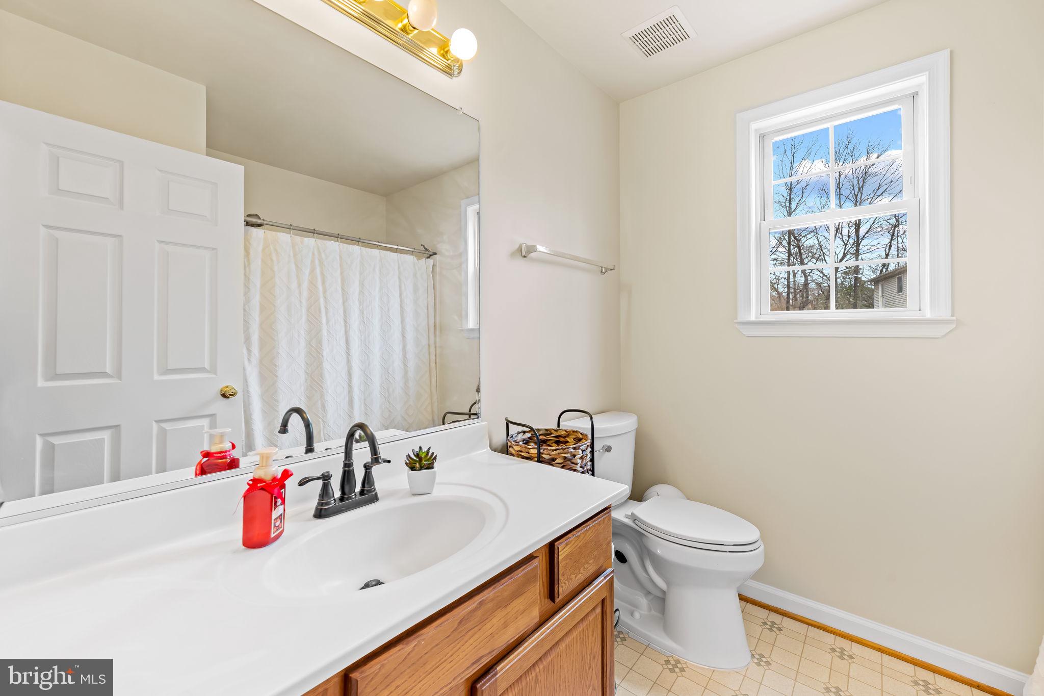 1564 Colony Road Pasadena, MD 21122 - Photo 20 of 40 hall full bath