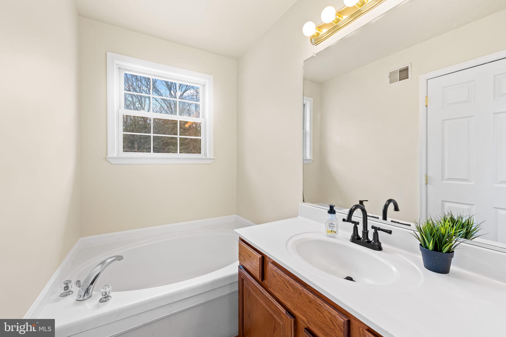 1564 Colony Road Pasadena, MD 21122 - Photo 25 of 40 primary full bath