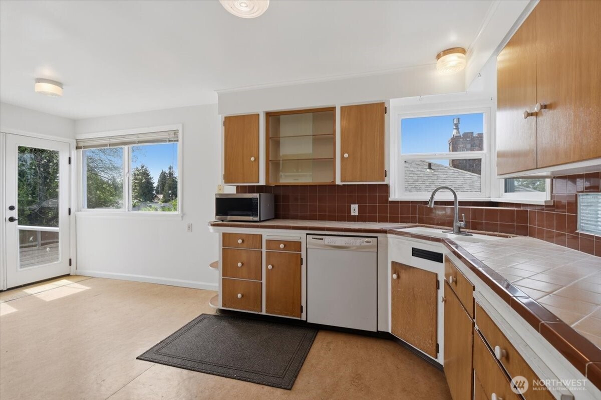 3733 Southwest Webster Street Seattle, WA 98126 - Photo 5 of 22