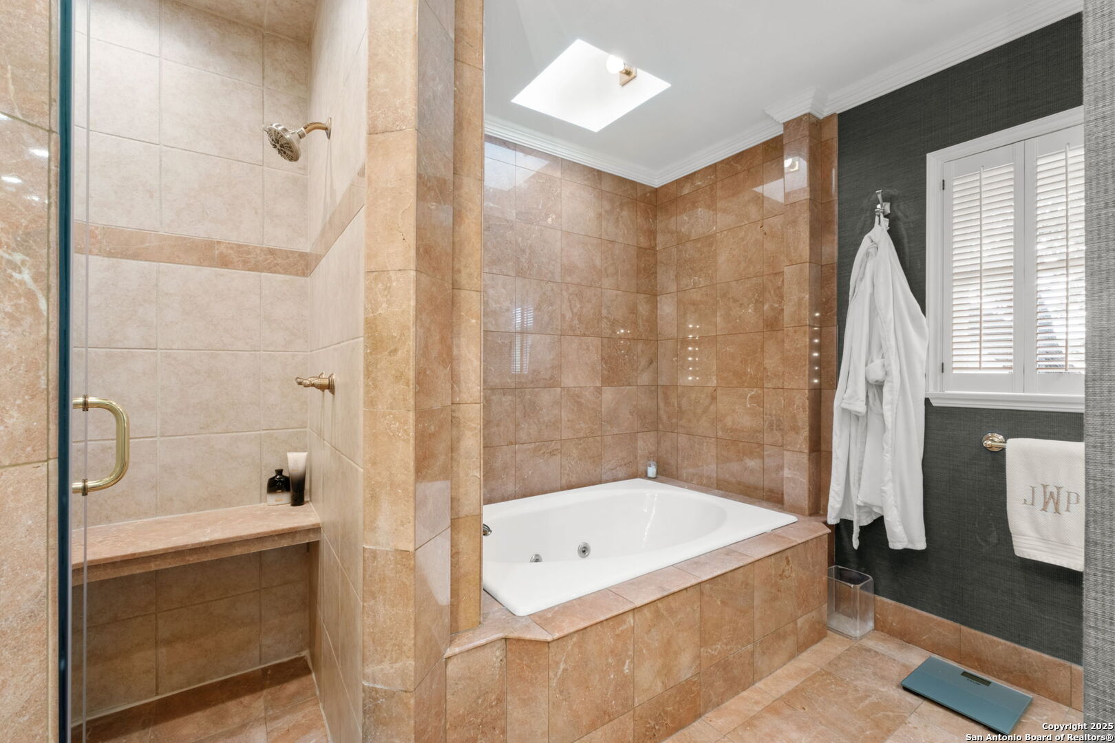 701 Ridgemont Avenue Terrell Hills, TX 78209 - Photo 22 of 48 a bathroom with a tub a sink and a shower