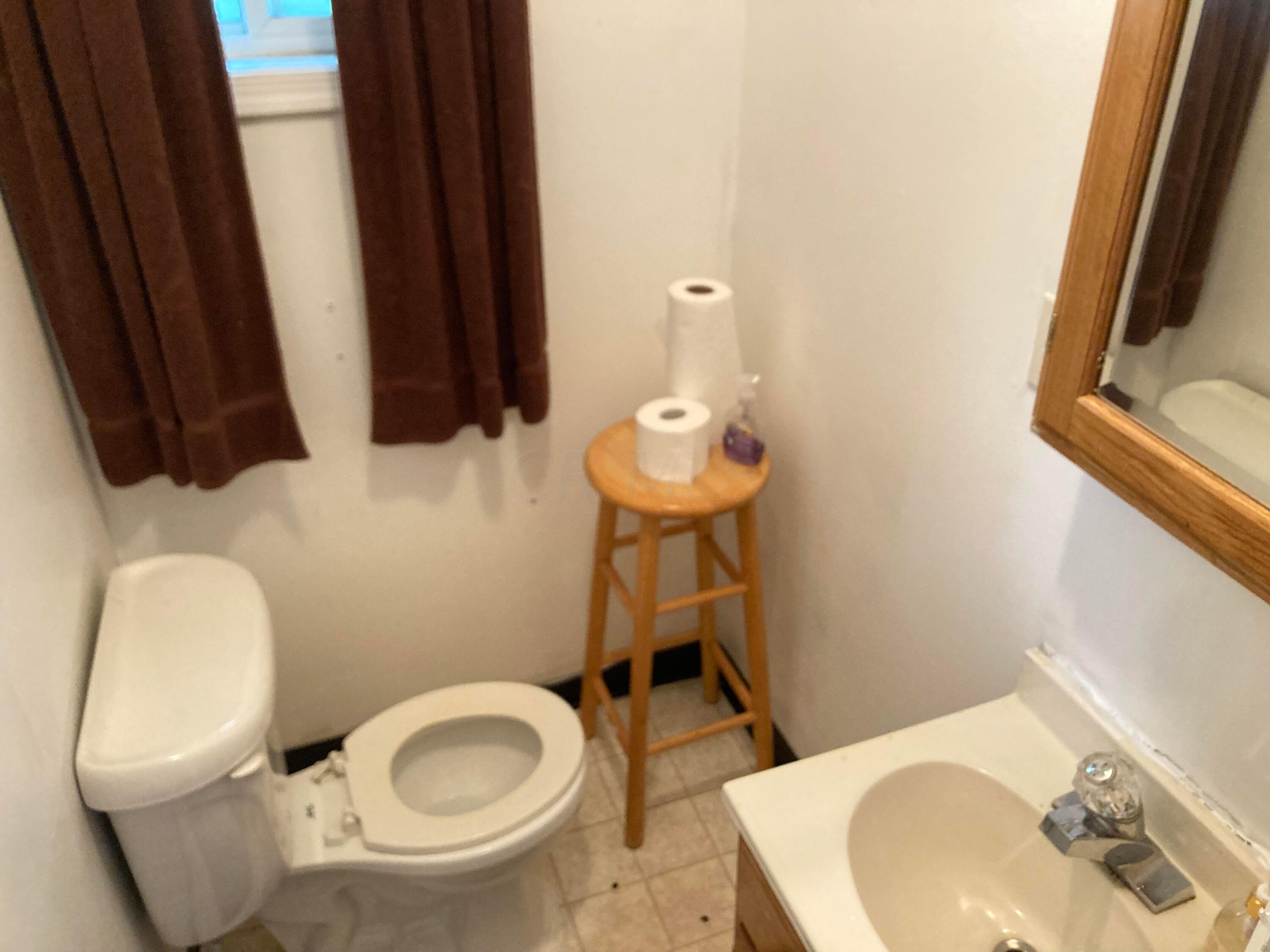 2033 Mock Road Columbus, OH 43219 - Photo 6 of 27 Half bath