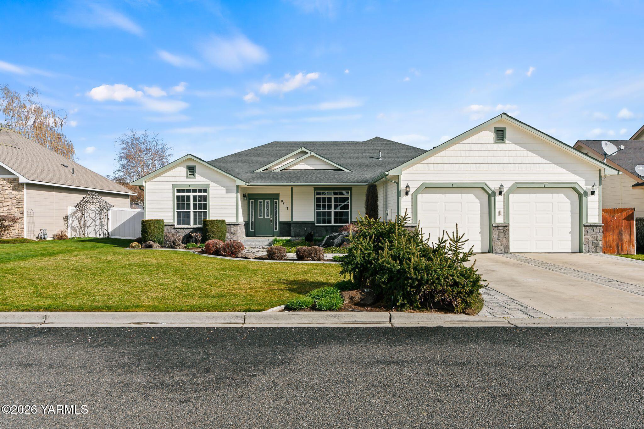 8507 Midvale Road Yakima, WA 98908 - Photo 1 of 24 a front view of a house with a garden