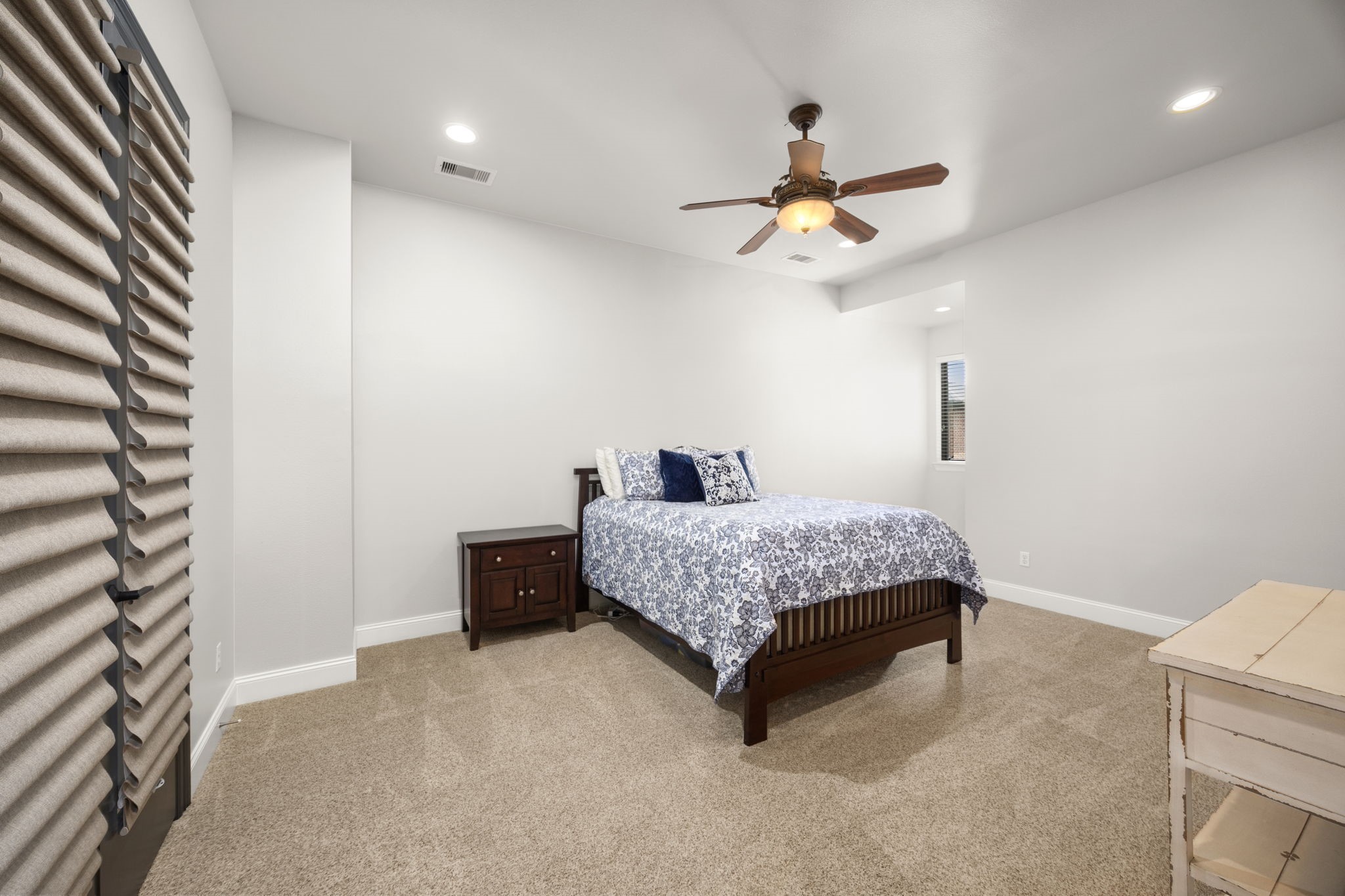 1604 White Street Houston, TX 77007 - Photo 16 of 29 Primary bedroom