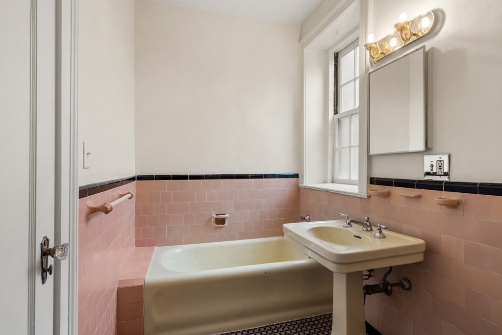 139 Beaconsfield Road, Unit 6 Brookline, MA 02445 - Photo 12 of 28 Gallery Image 12