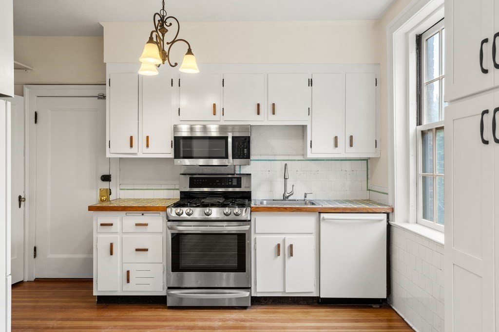 139 Beaconsfield Road, Unit 6 Brookline, MA 02445 - Photo 5 of 28 Gallery Image 5