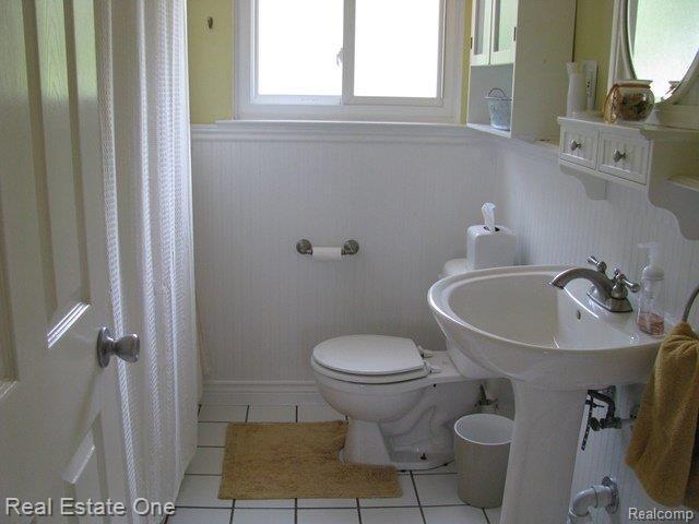 2535 South Livernois Road Rochester, MI 48307 - Photo 3 of 11 2535 livernois bathroom.jpg
