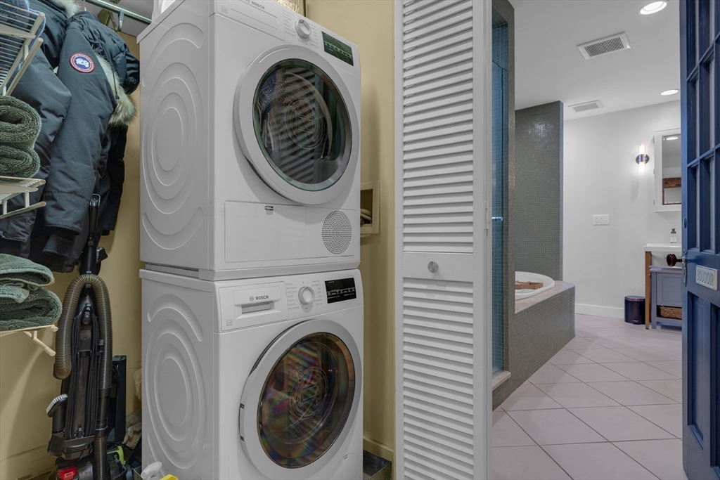 9 Appleton Street, Unit M1 Boston, MA 02116 - Photo 20 of 24 a view of a bedroom with washer and dryer