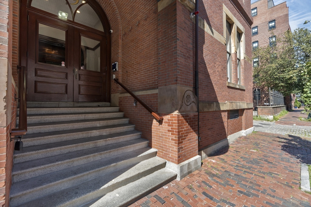 9 Appleton Street, Unit M1 Boston, MA 02116 - Photo 23 of 24 a view of entryway with a front door