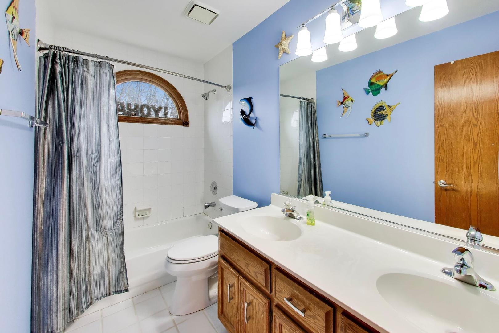 873 Hampton Drive Carol Stream, IL 60188 - Photo 30 of 43 a bathroom with a sink a toilet and shower