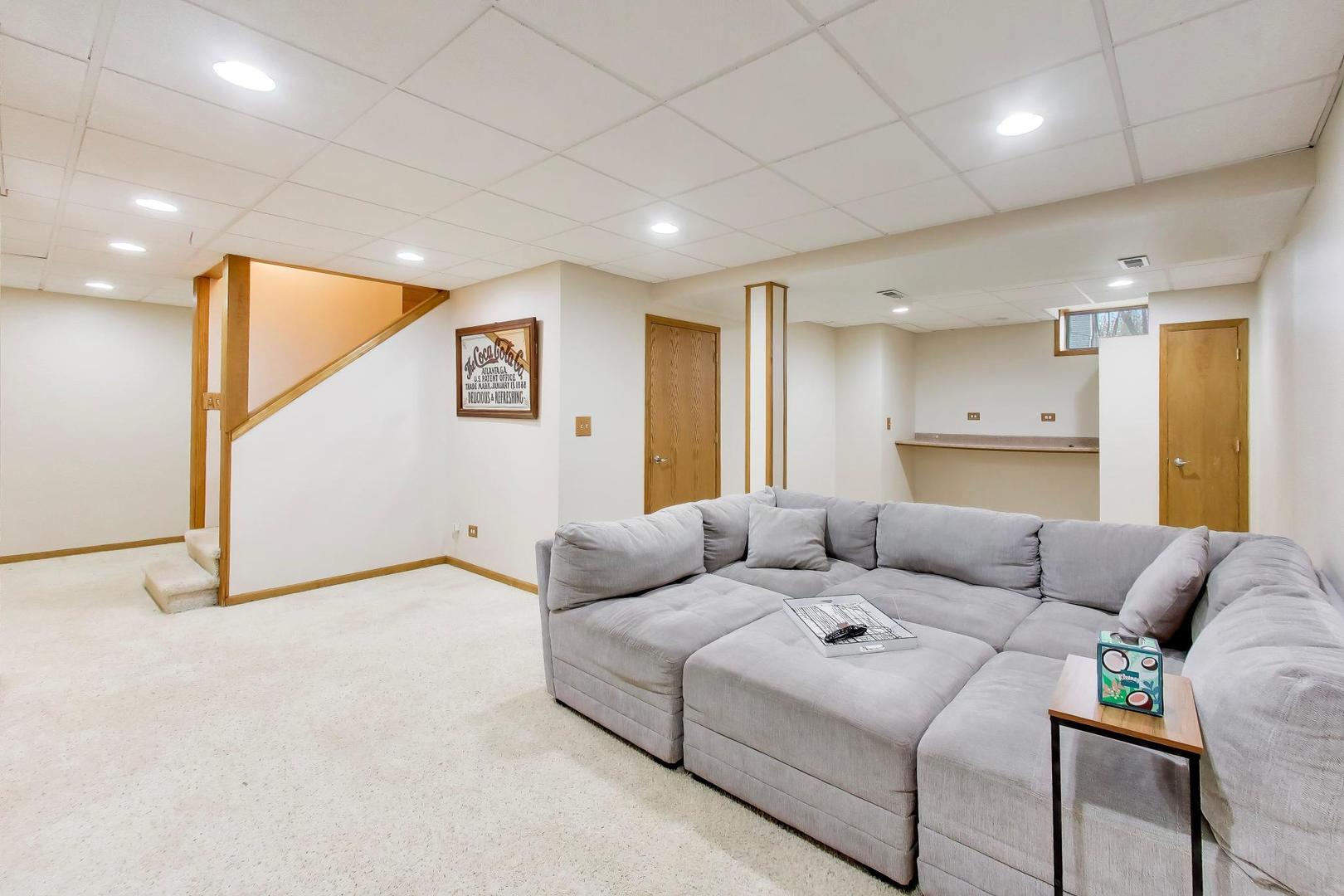873 Hampton Drive Carol Stream, IL 60188 - Photo 32 of 43 a living room with furniture