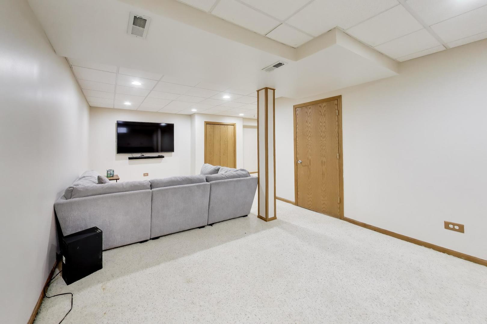 873 Hampton Drive Carol Stream, IL 60188 - Photo 33 of 43 a view of a livingroom with furniture and flat screen tv