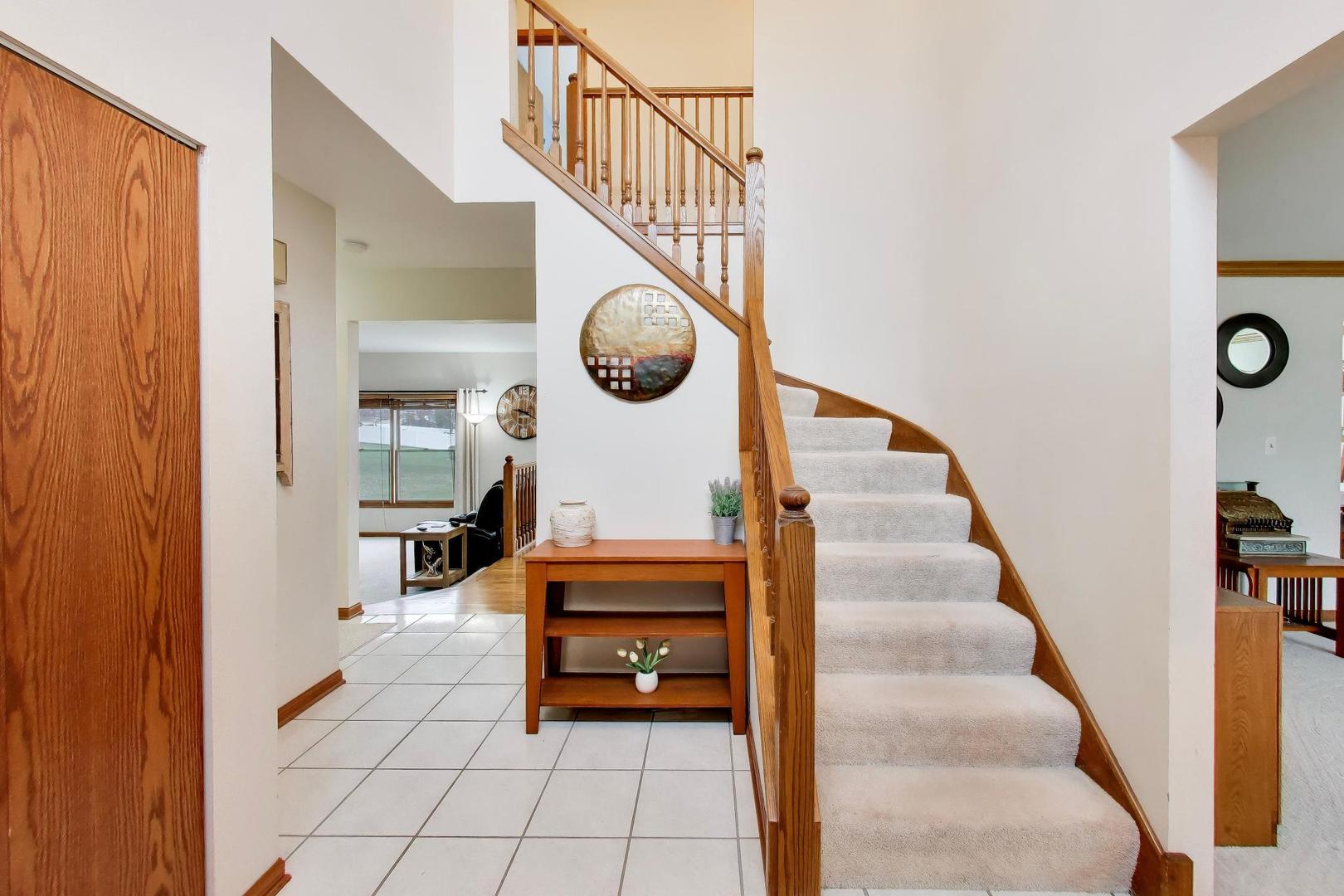 873 Hampton Drive Carol Stream, IL 60188 - Photo 4 of 43 a view of entryway and hall