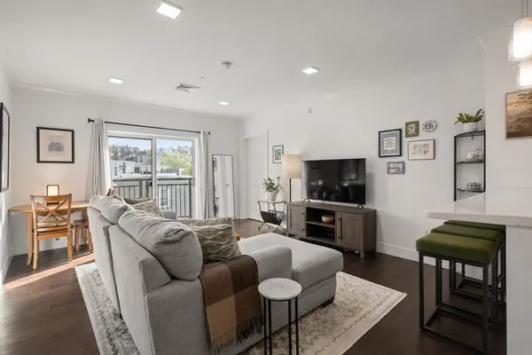 $3,900 | 320 Maverick Street, Unit 303, Boston, MA 02128